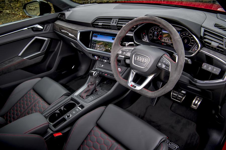 Торпедо Audi RS Q3 2019 года  (UK) (фото 52 из 63)